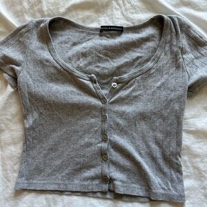 Brandy Melville gray cropped button baby tee.